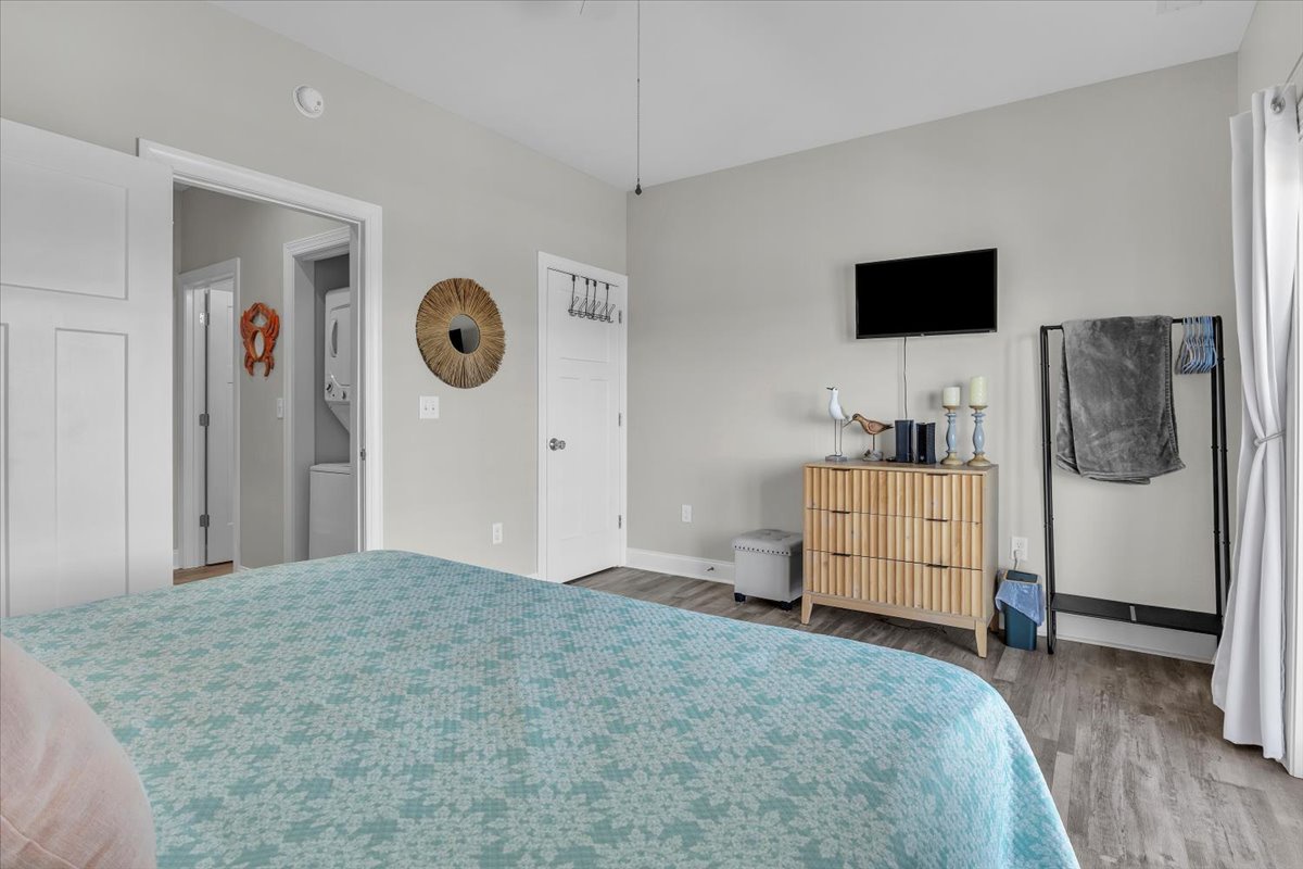 Bedroom 2 (king) Soundside Balcony First Level