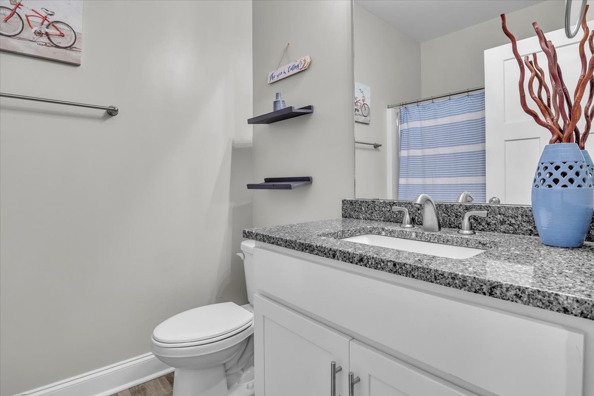 Hallway Bathroom (Full) First Level