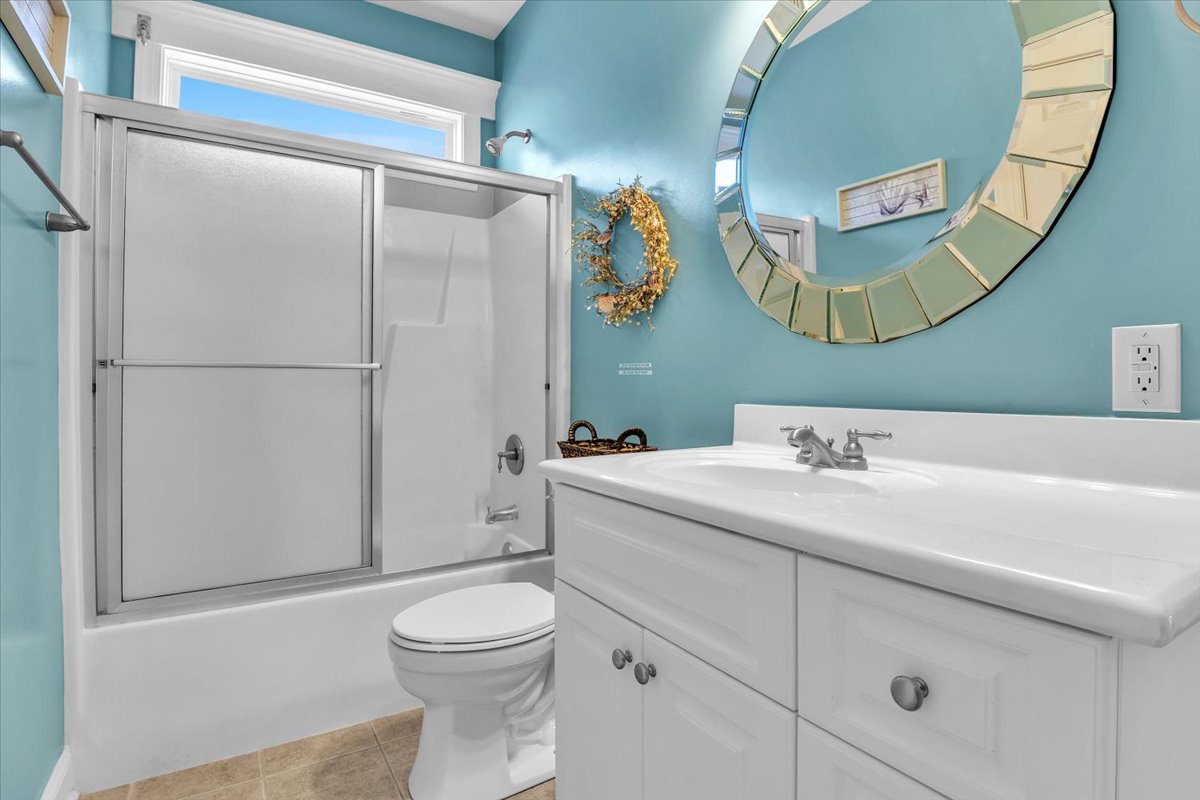 Bathroom 2 Full with Tub/Shower Jack & Jill - 1st Level