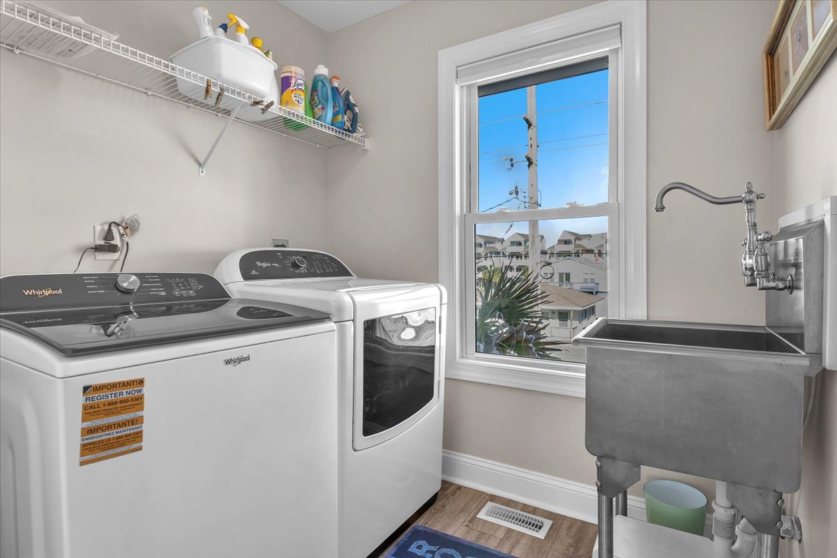 Full Size Washer and Dryer - 1st Level