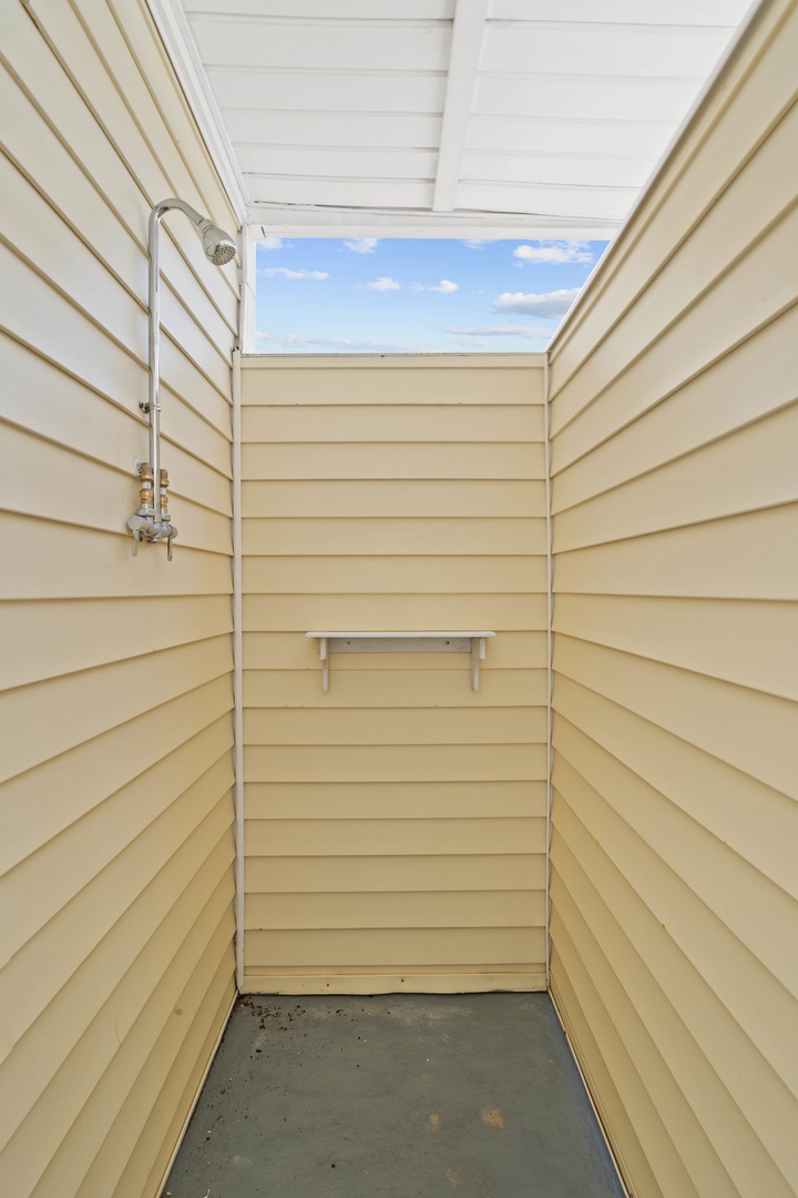 24 - Private Outdoor Hot & Cold Shower