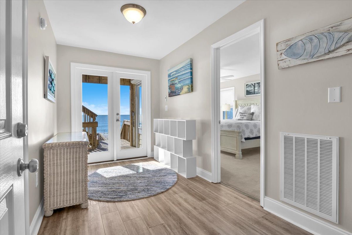 Access to 1st Level Deck