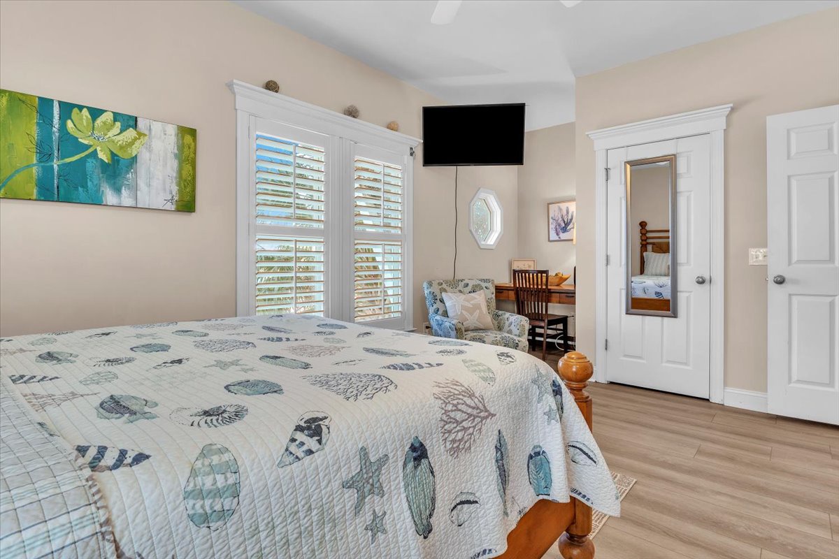 Bedroom 3: Queen with Desk- 1st Floor