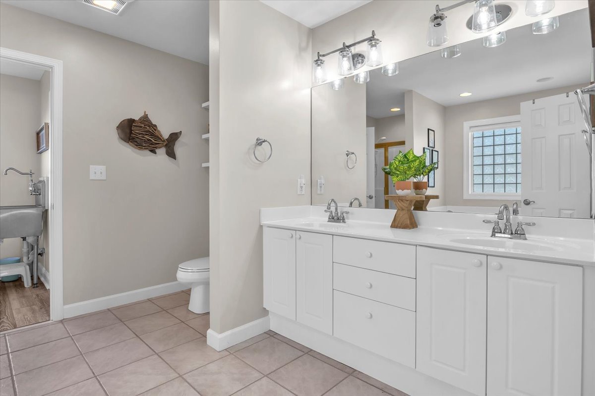 Bathroom 1: Ensuite with Dual Vanities - 1st Level