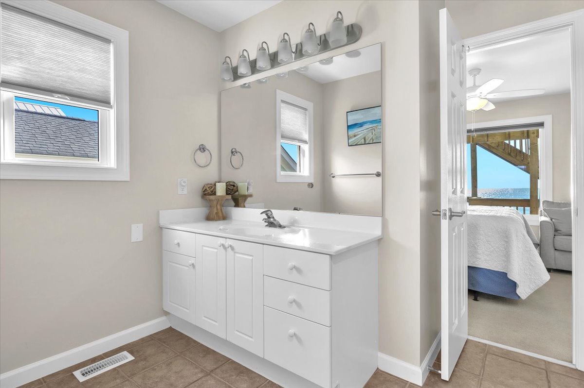 Bathroom 2: Jack & Jill - 1st Level