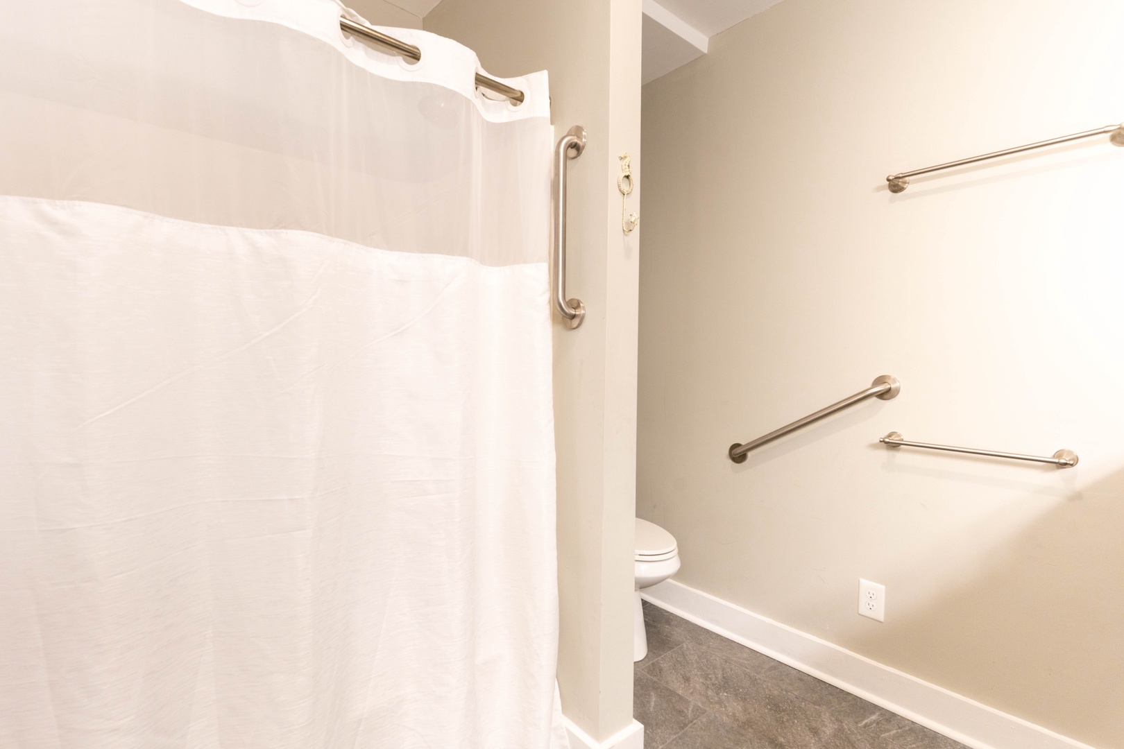 Bathroom 2: Full with Tub/Shower - 1st Level