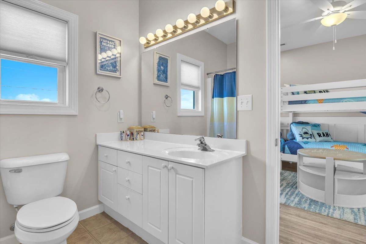 Bathroom 3: Jack & Jill with Tub/Shower - 2nd Level