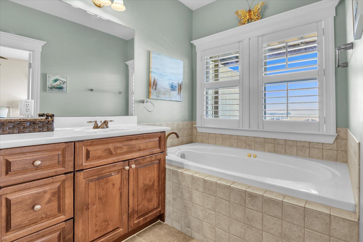 Bathroom 1: Ensuite with Soaking Tub - 1st Level
