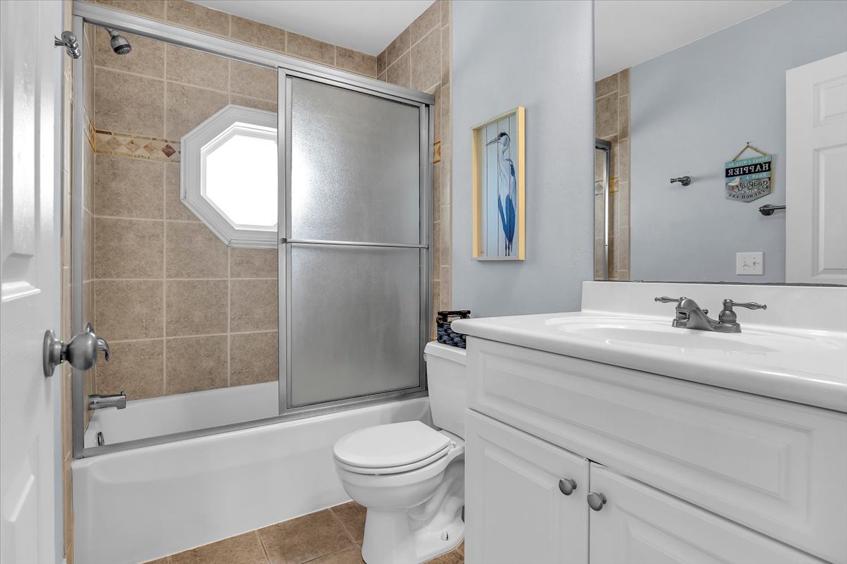 Bathroom 3: Full with Tub/Shower - 1st Level