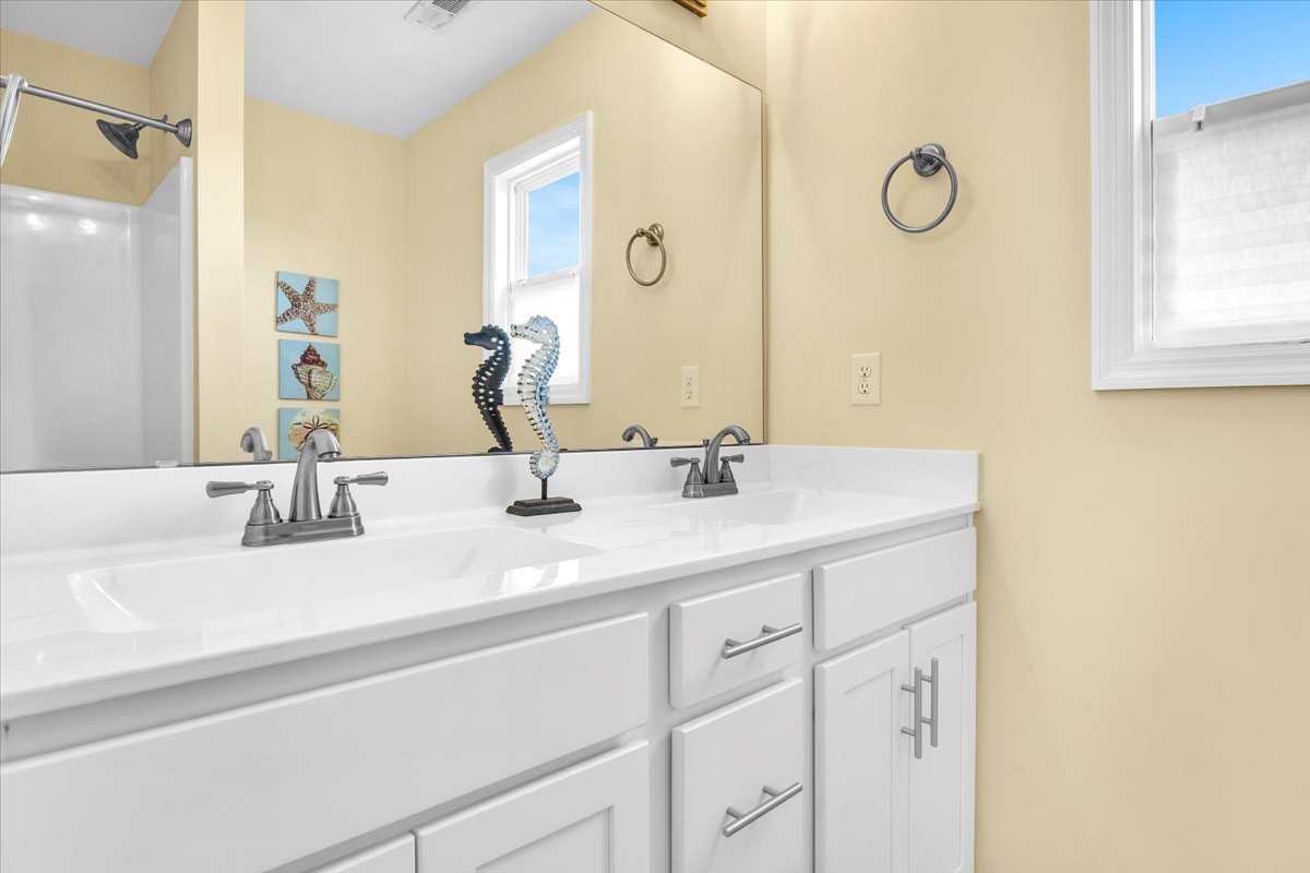 Bedroom 1 Ensuite Full Bathroom with Shower- 1st Floor