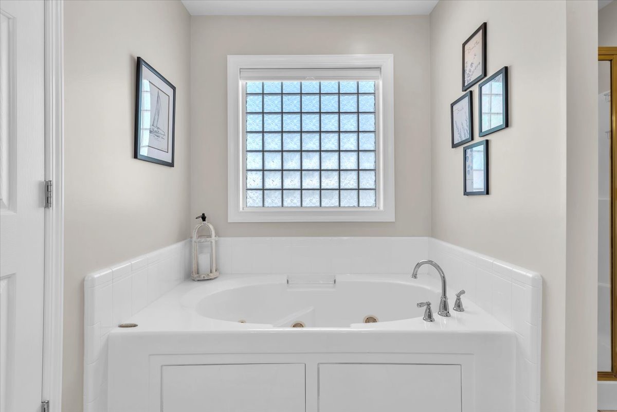 Bathroom 1: Ensuite with Jetted Tub - 1st Level