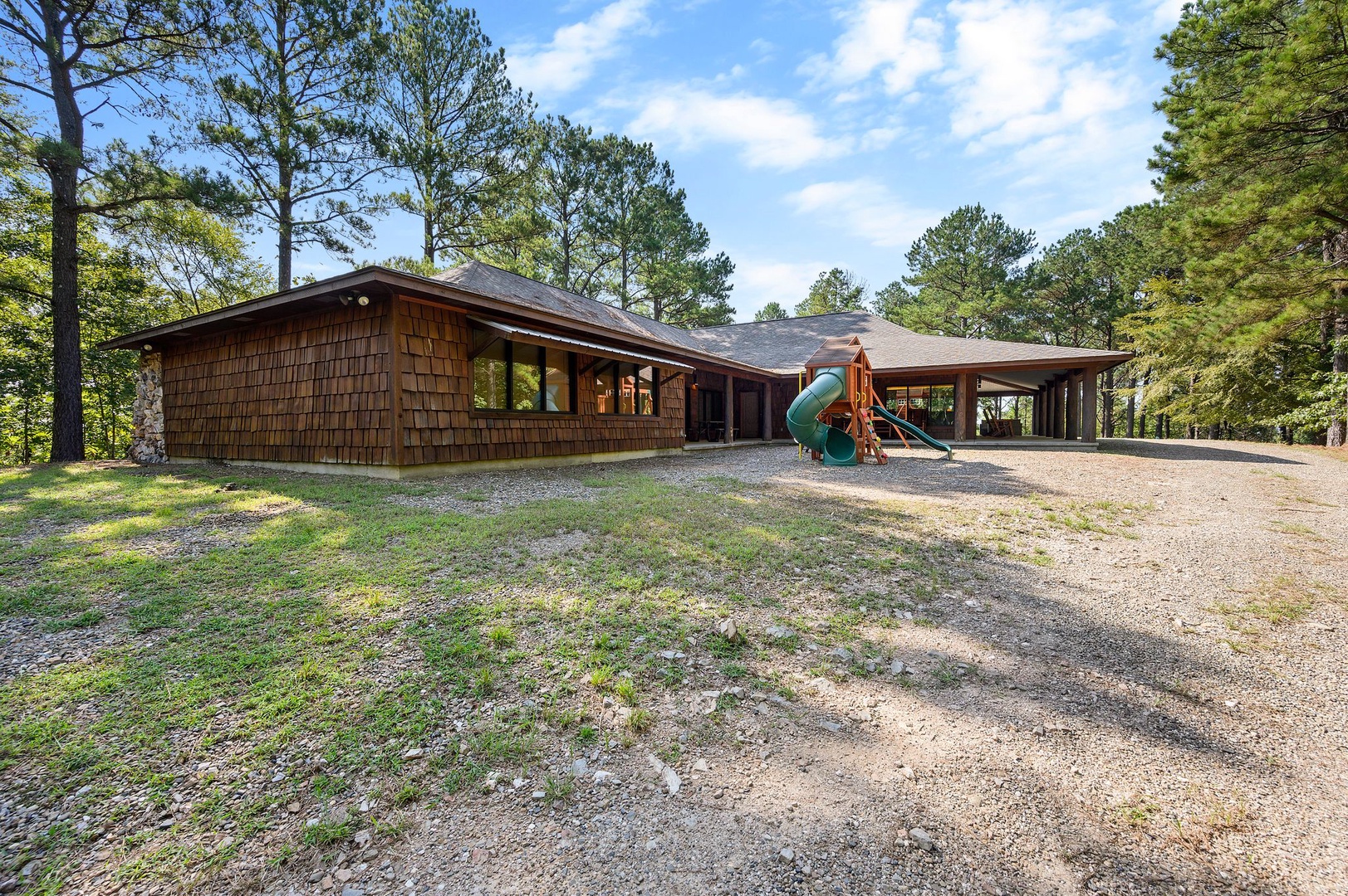 Luna Bella on large wooded acreage