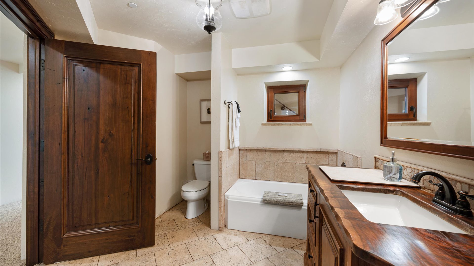 Full Bathroom located in the Ventura Suite