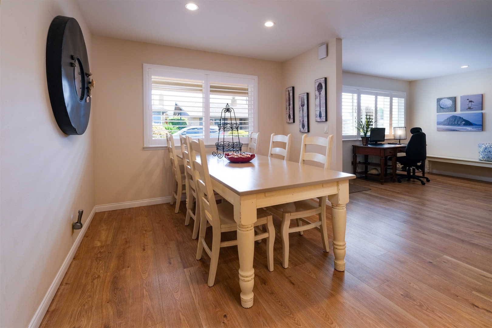 Seating for 6- 8 around the dining table.