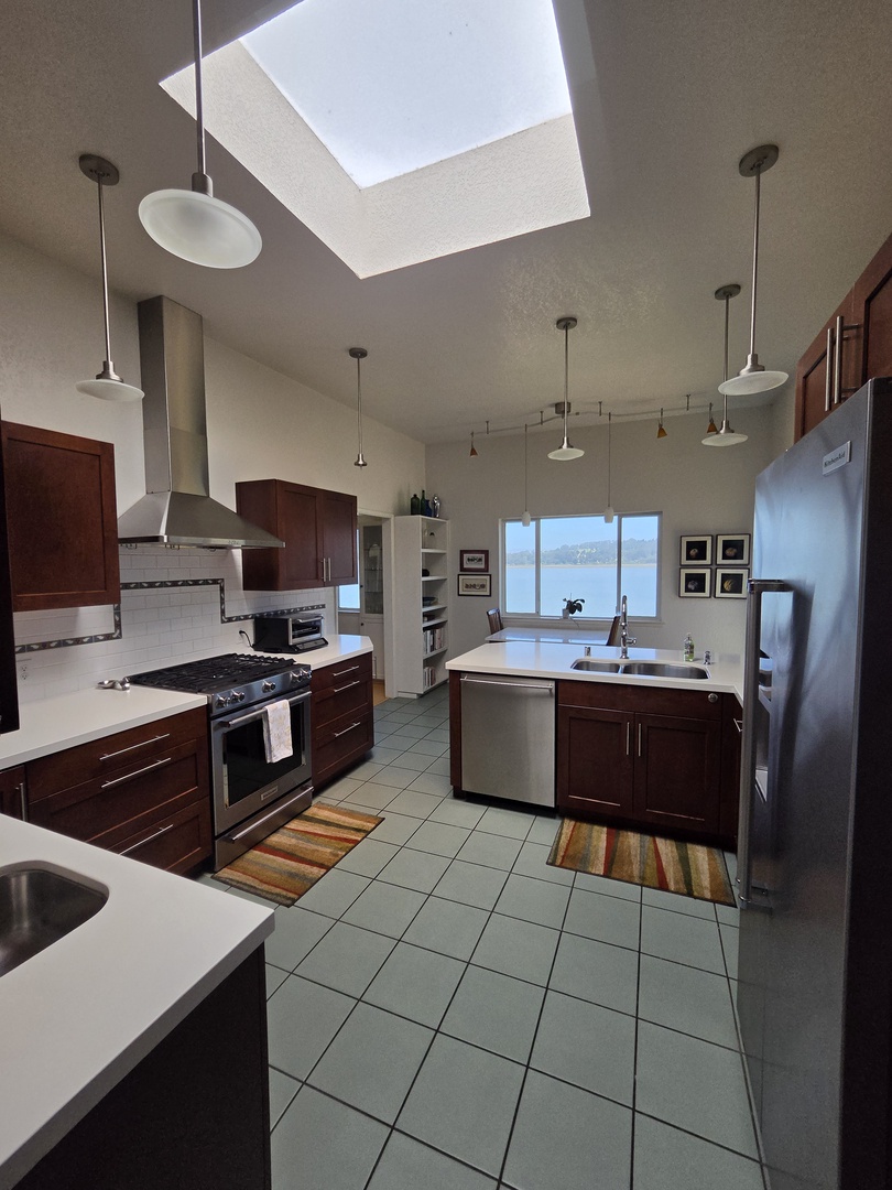 The well-equipped featuring everything you need to prepare meals and feel at home awaits.