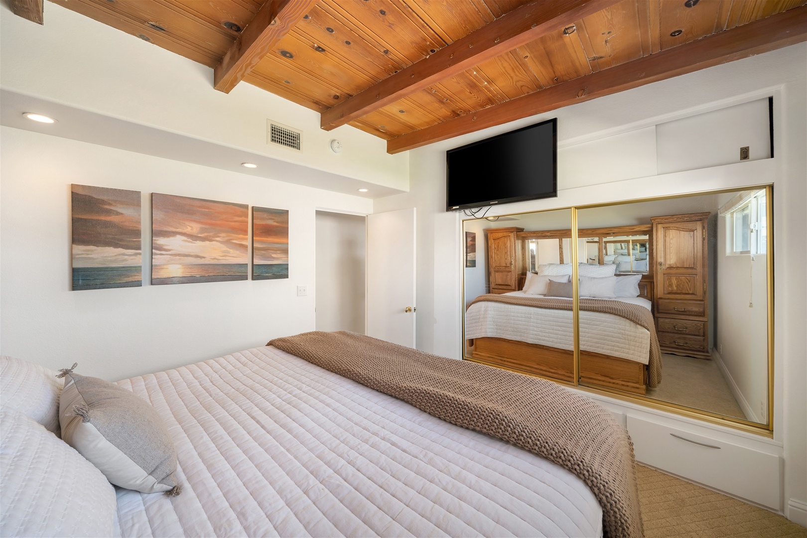 Second bedroom also has a flat screen tv