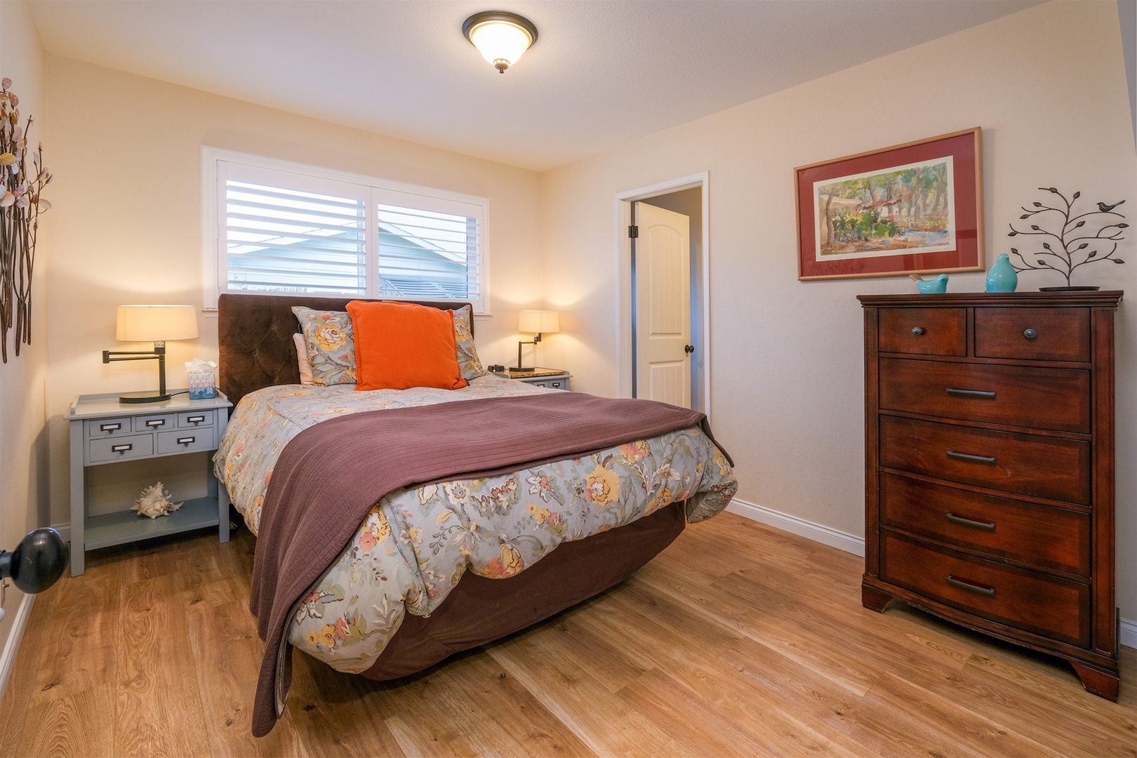 The second bedroom has a queen size bed and direct access to the 2nd bathroom.