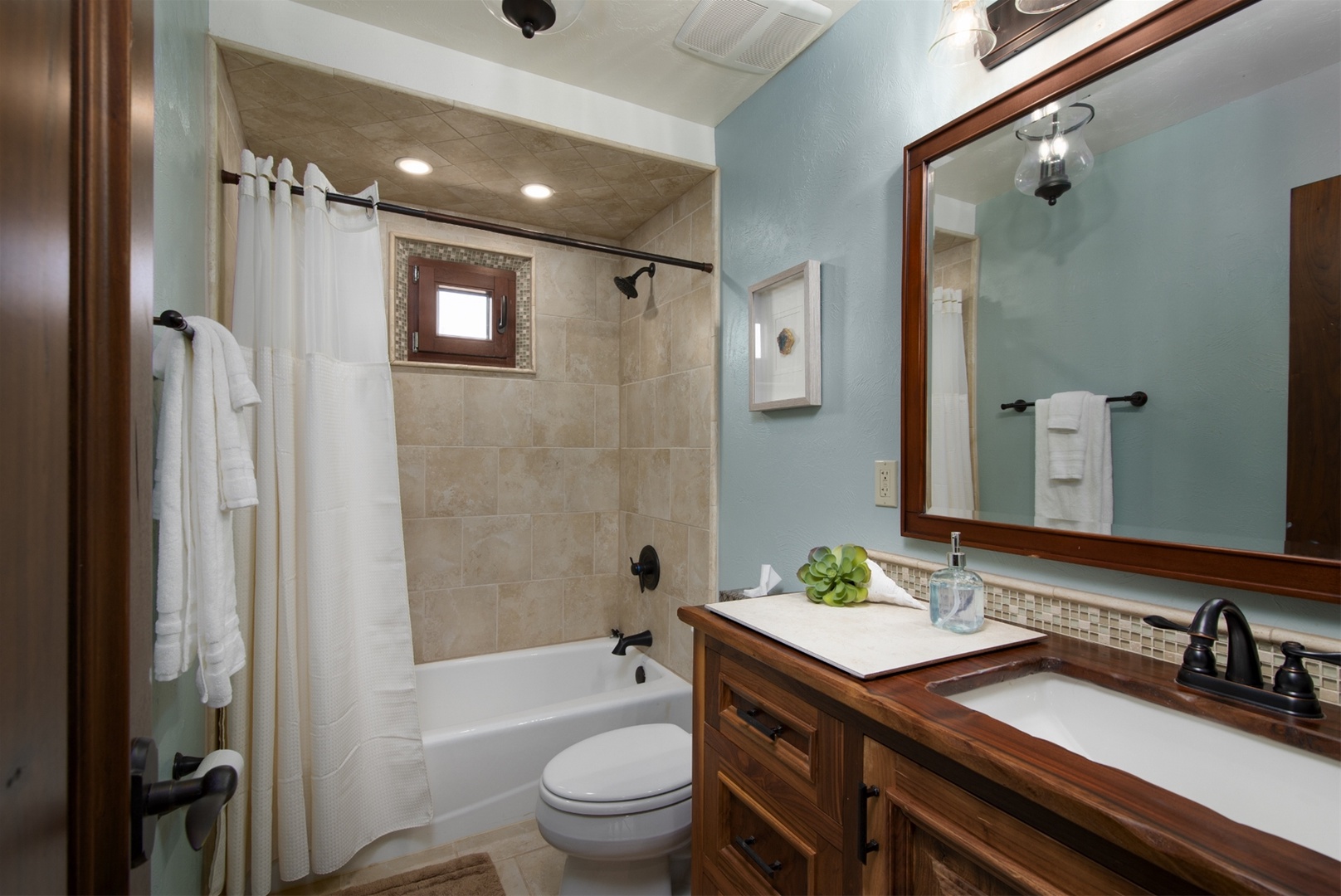 Full Bathroom located in the Carmel Suite.