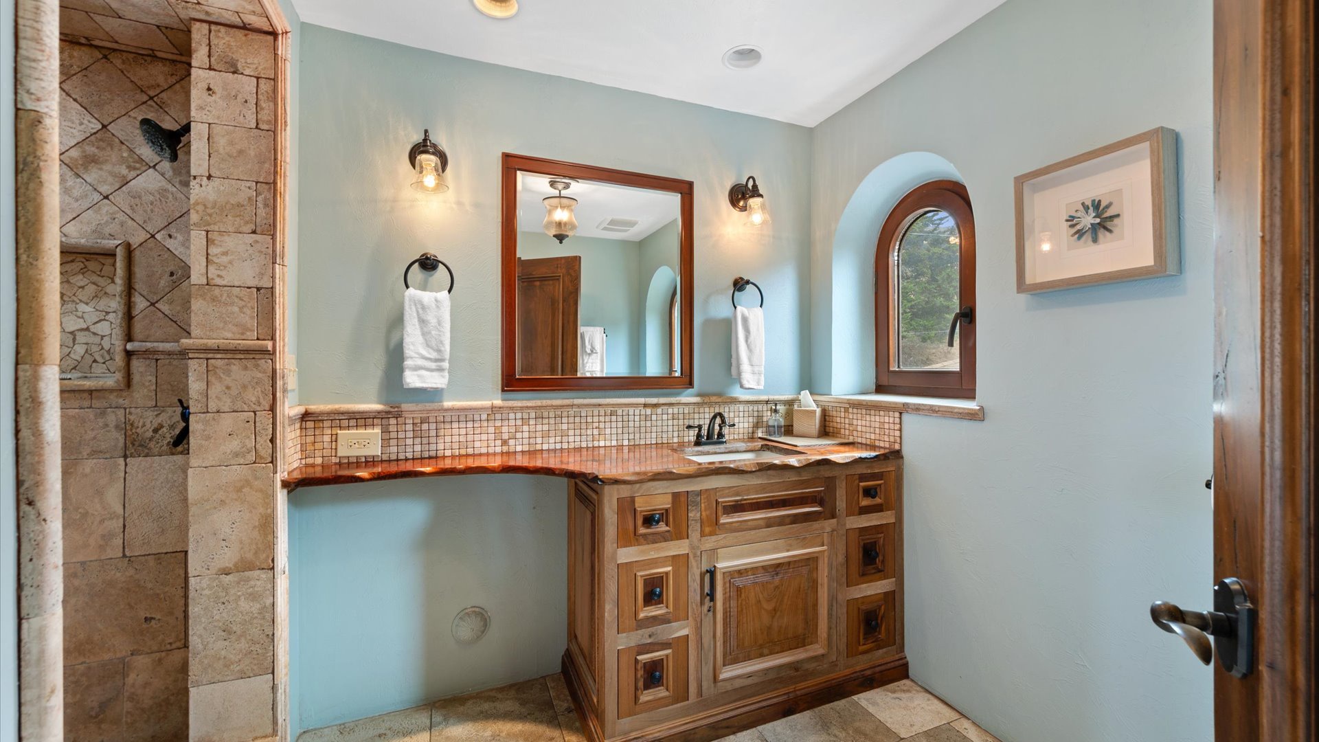 Ensuite master bath, connected to the Big Sur Suite