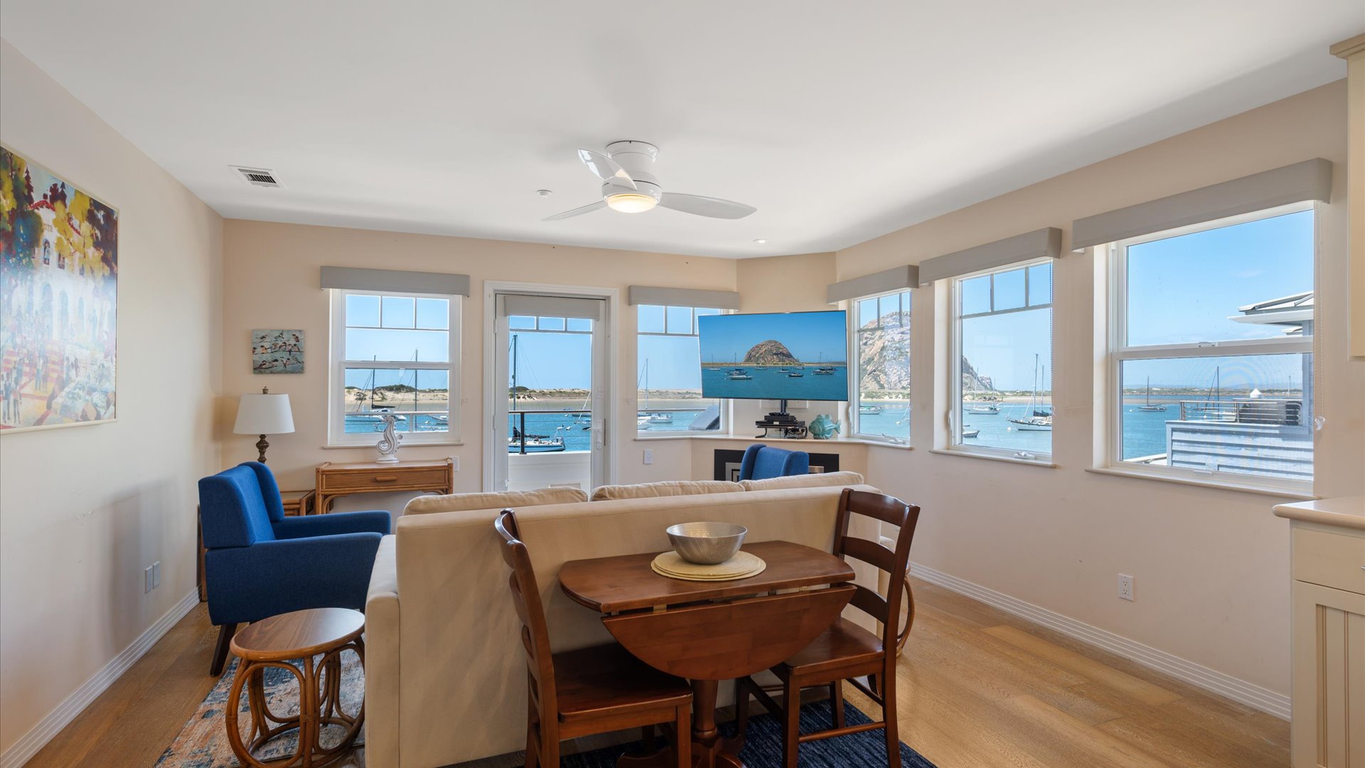 The open concepy layout gives a spacious and airy feeling, plus endless views!