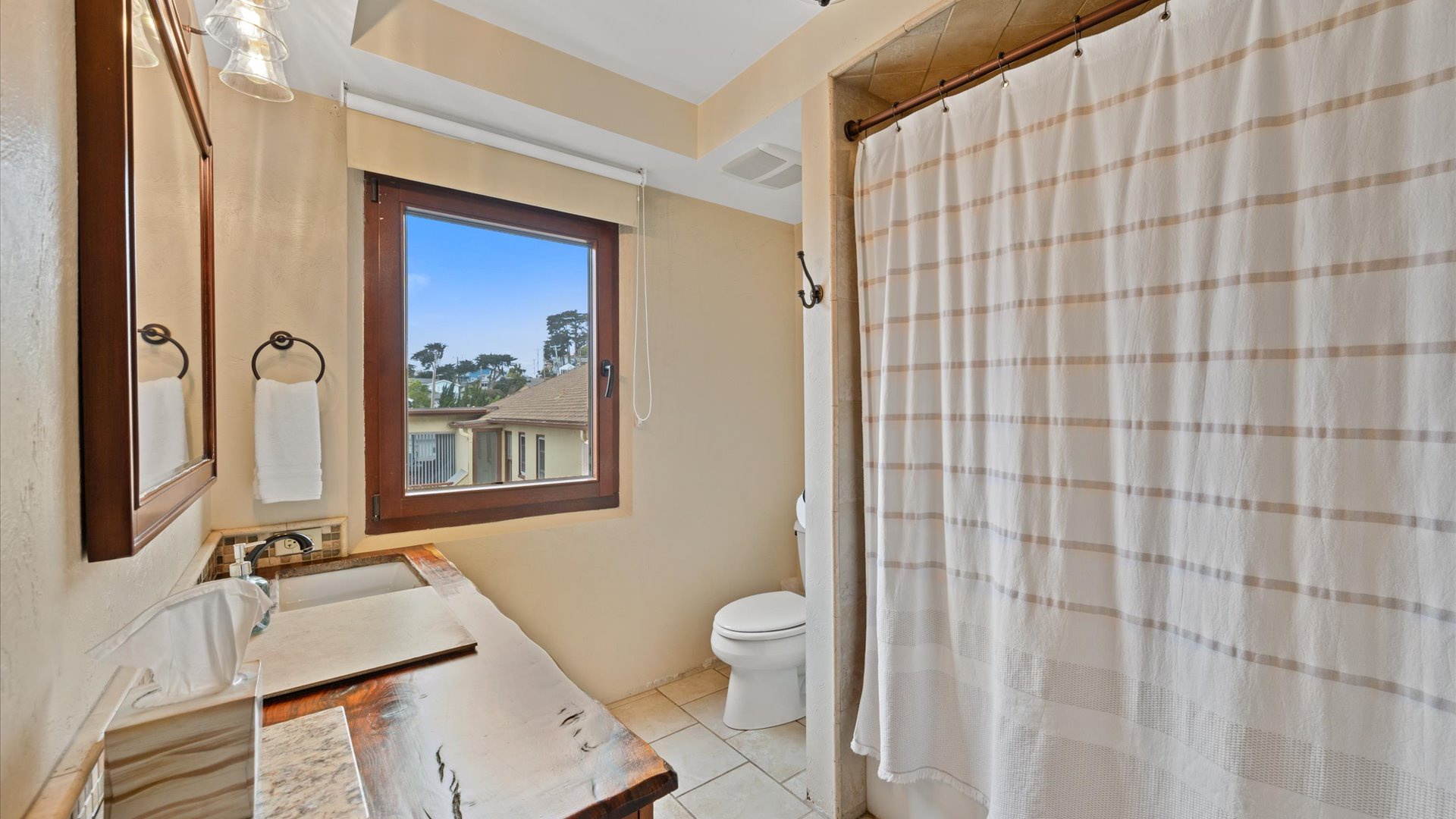 Santa Barbara Suite en suite bathroom
