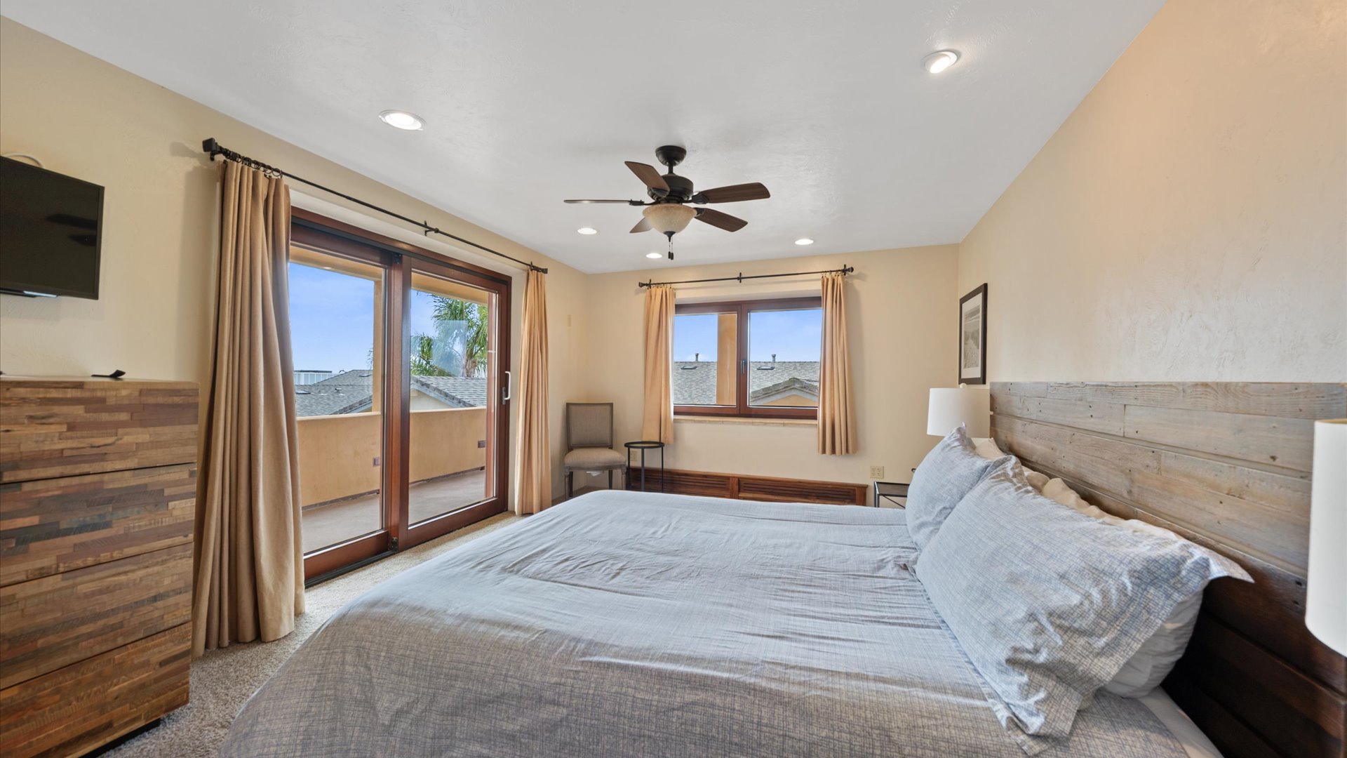 Ventura suite also features a flat screen TV with a Roku, located downstairs