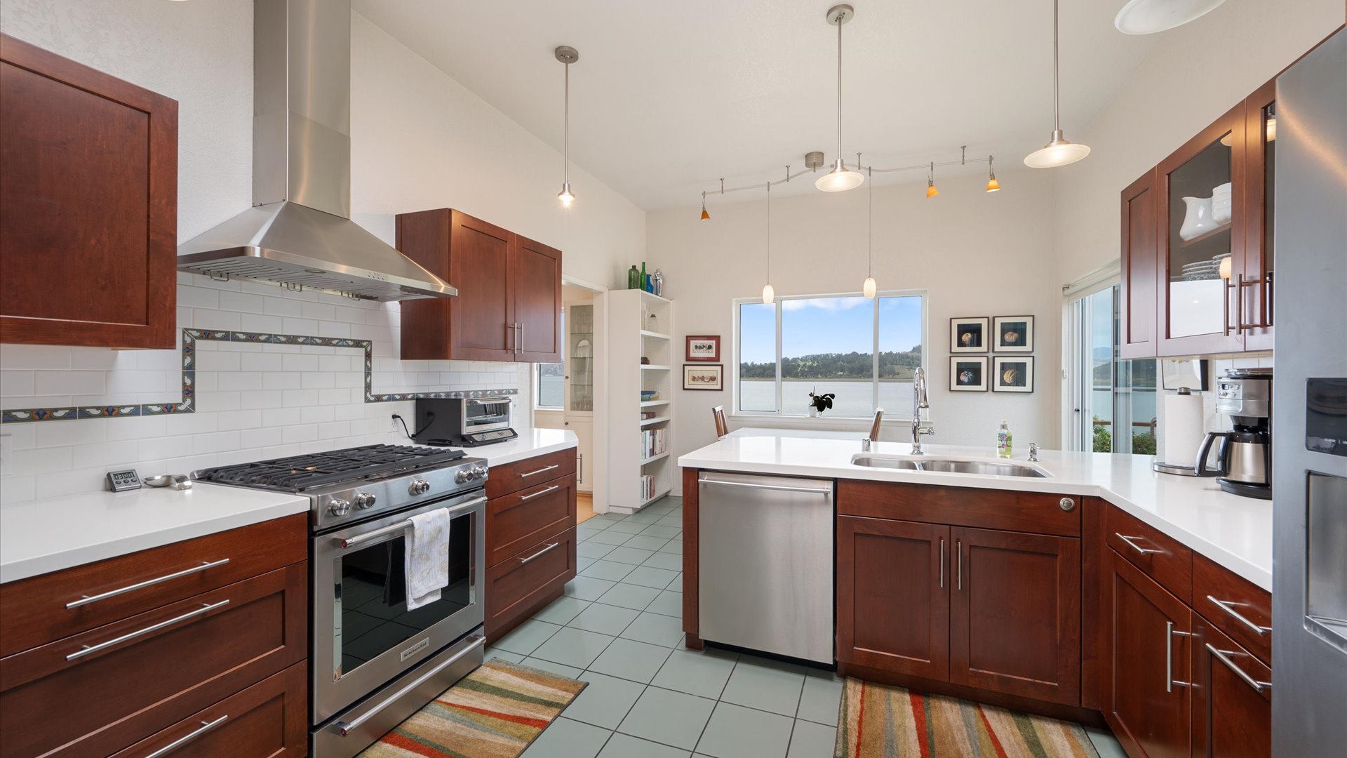 The well-equipped kitchen featuring everything you need to prepare meals and feel at home awaits.