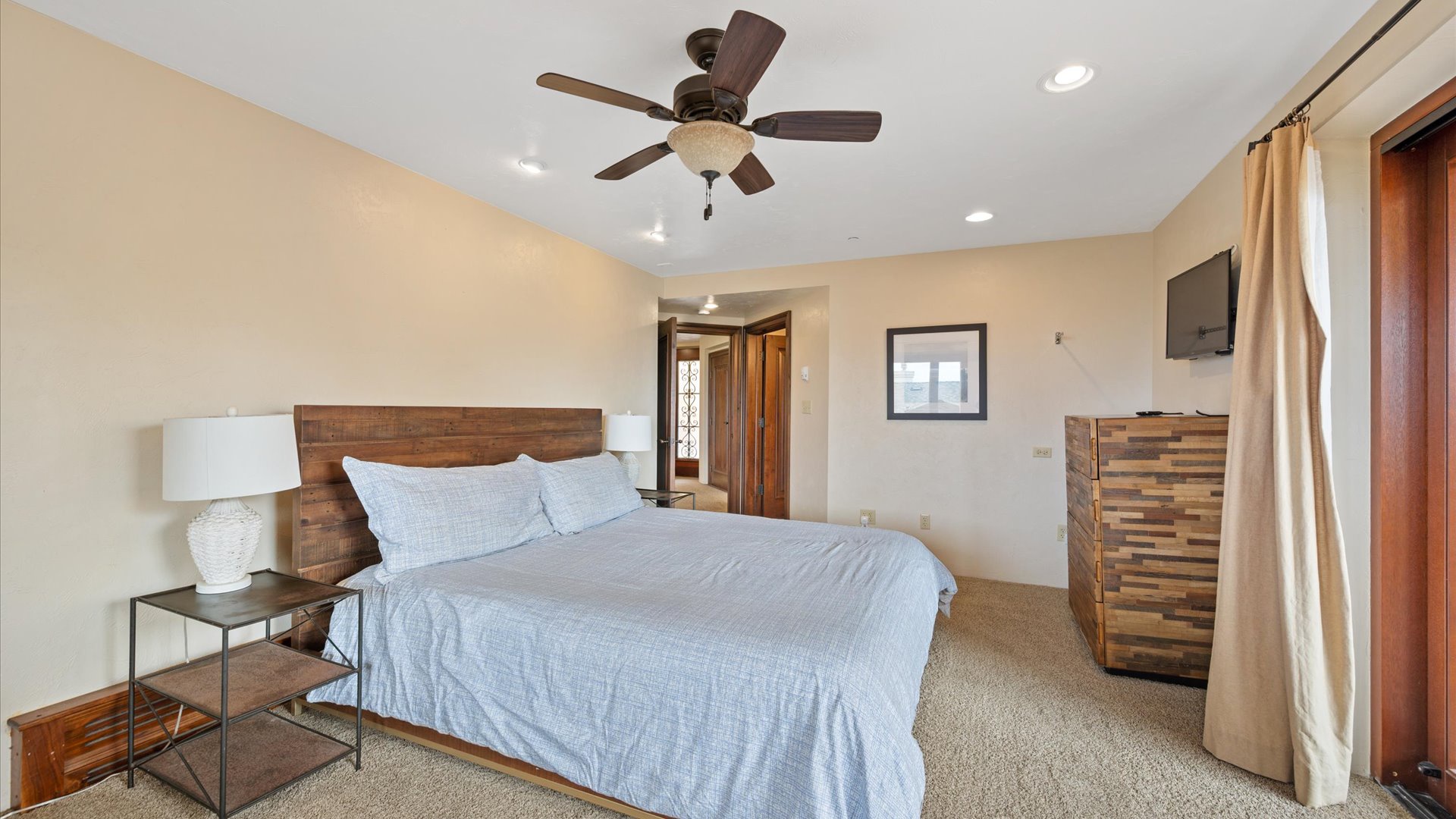 Ventura Suite features a Cal King bed and en suite full bathroom, wrap-around balcony access and a flat screen TV