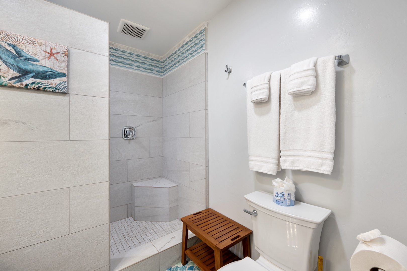 Downstairs bath shared between downstairs bedrooms and den