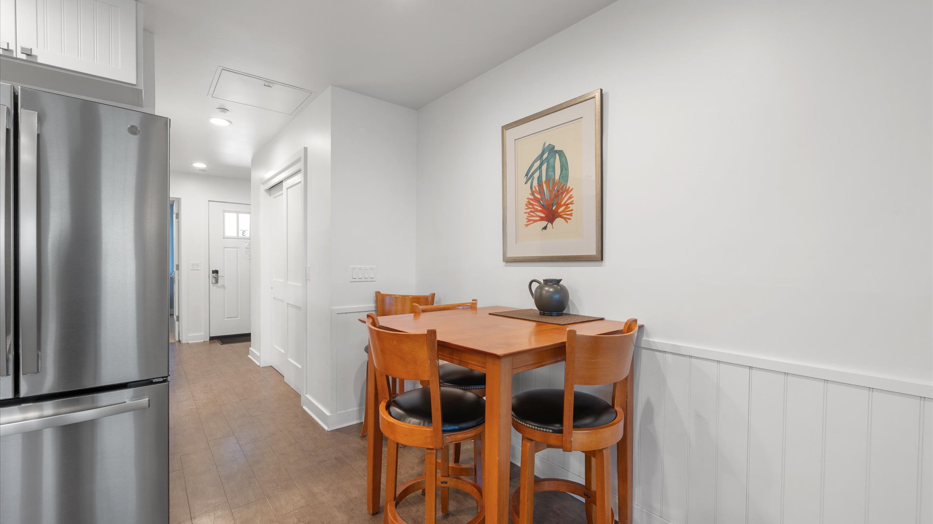Dining area seats 4 adjacent to the kitchen
