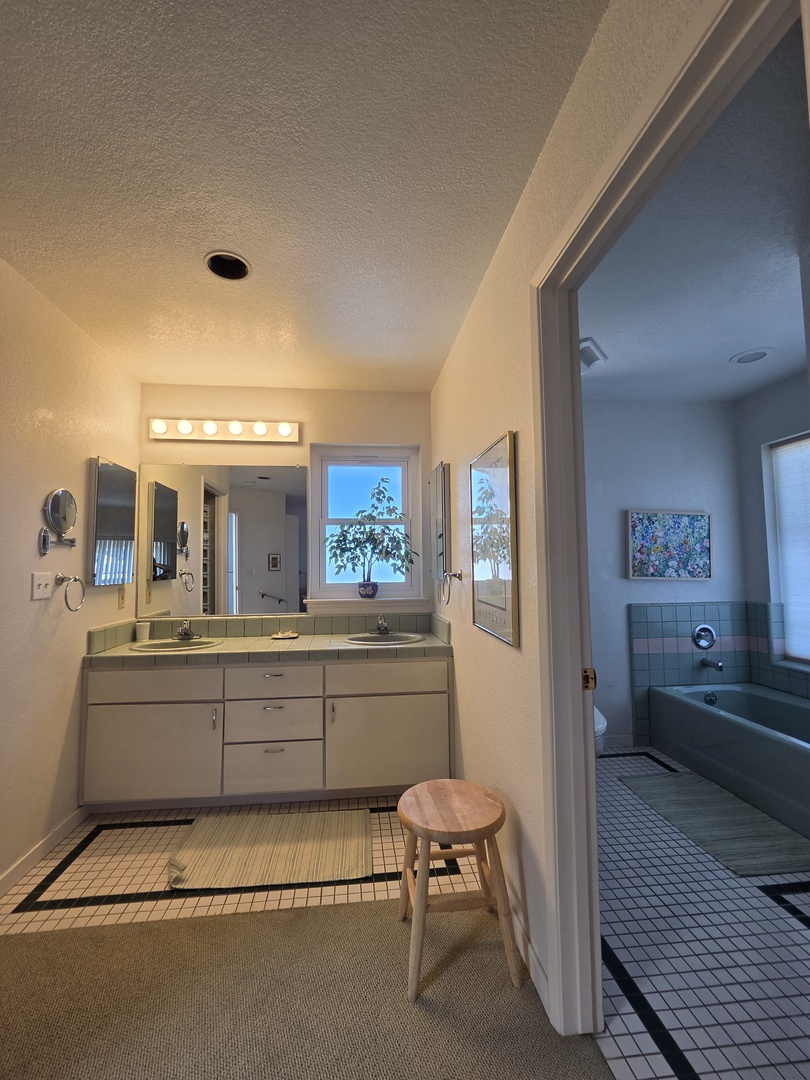 En suite master bath with dual vanity