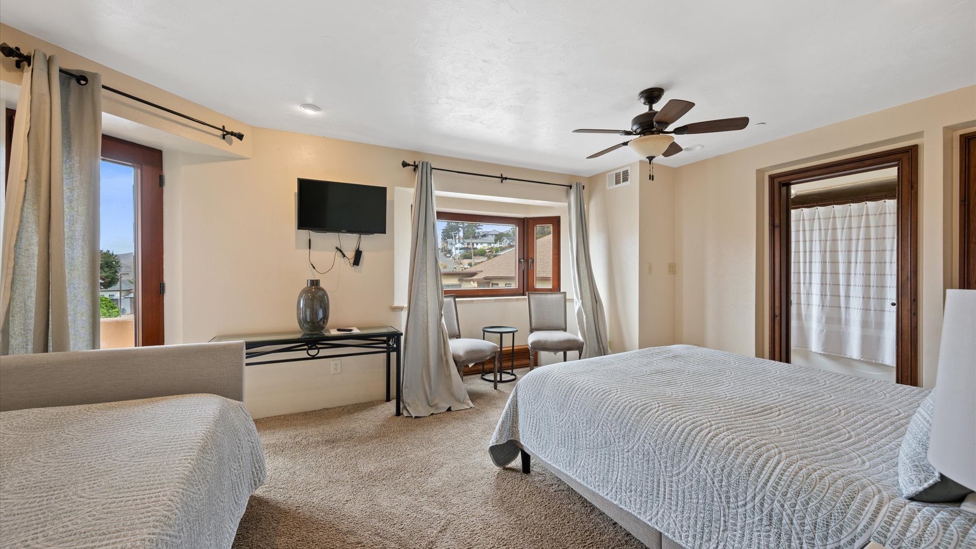 Santa Barbara suite downstairs also features a flat screen TV with a Roku