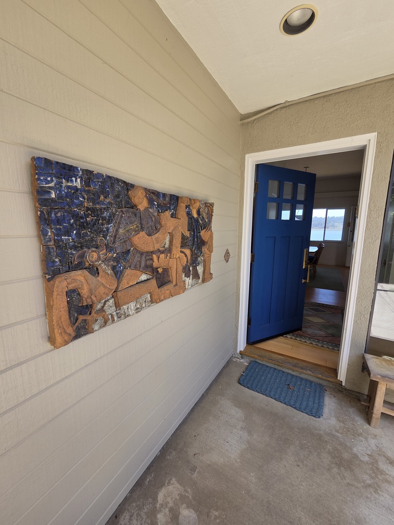 Your private entrance welcomes you with a striking artistic touch