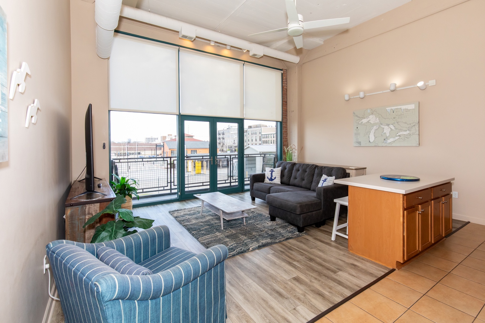 * Lakefront Condo with Balcony