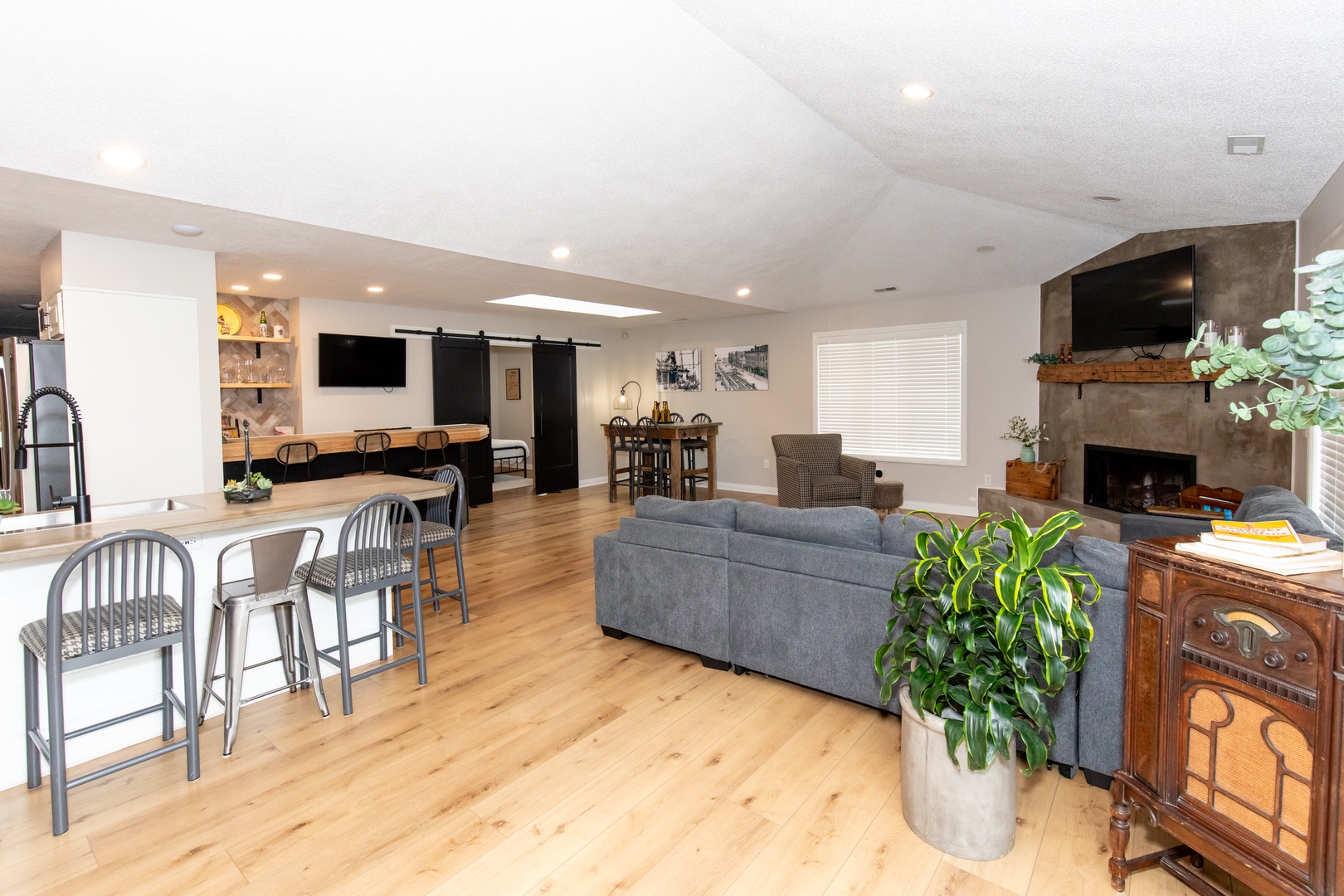 The Attic near Cedar Point - Sleeps 28!