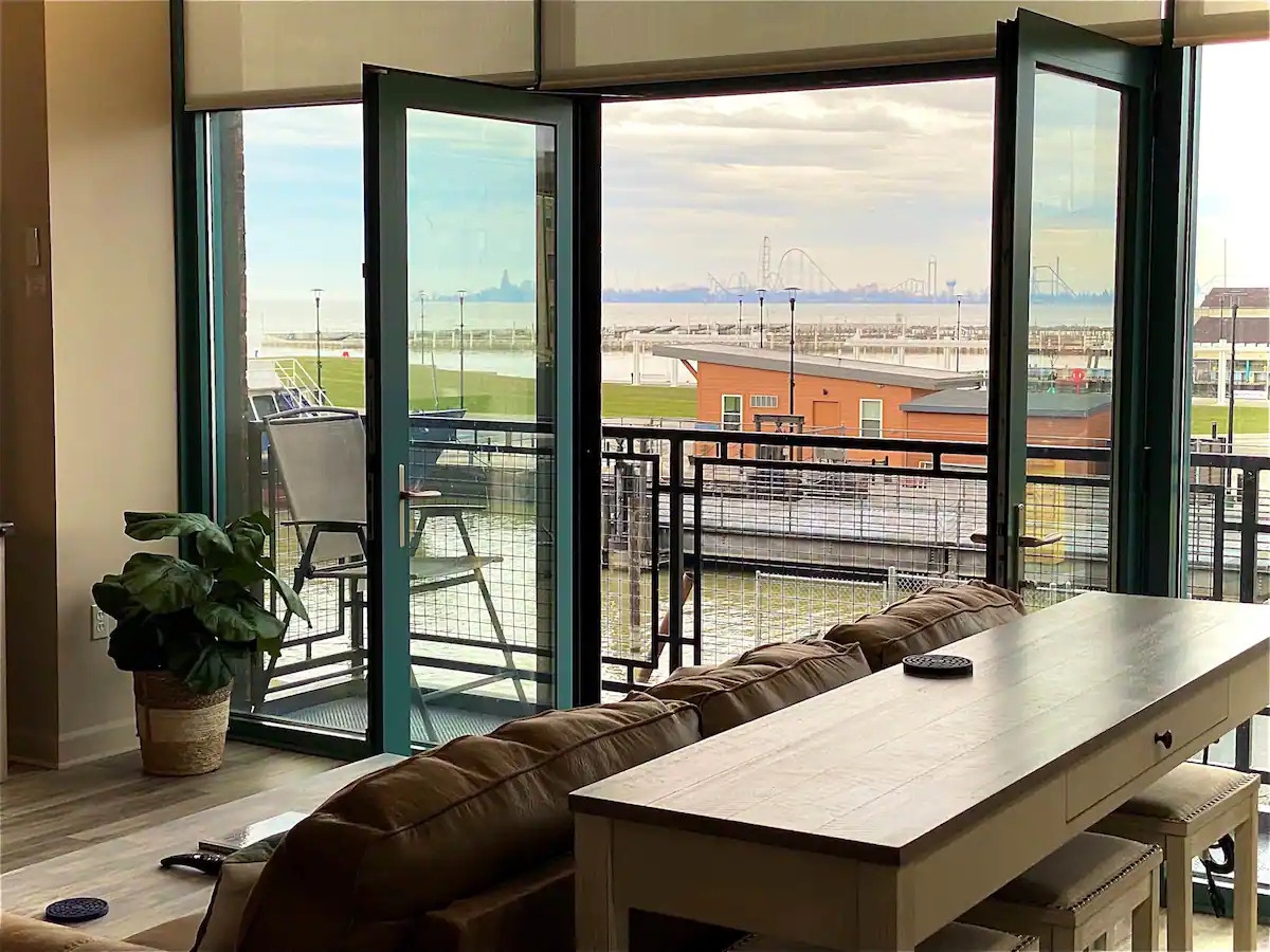 Lakefront Condo with Balcony