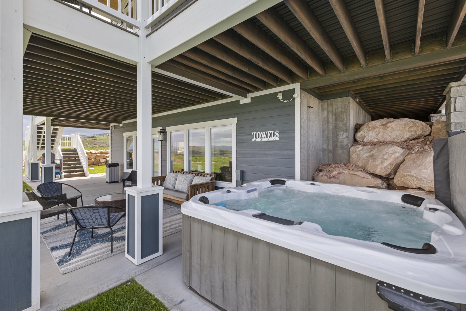 Persimmon Hill-Hot tub and lounge area