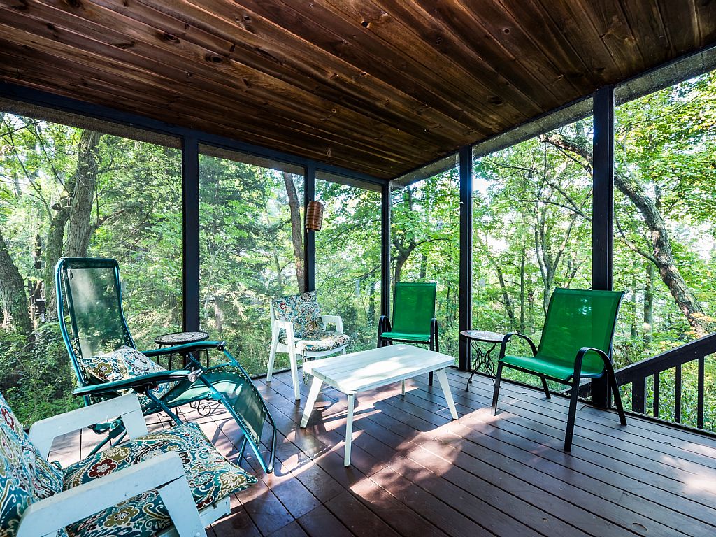 Screened in porch