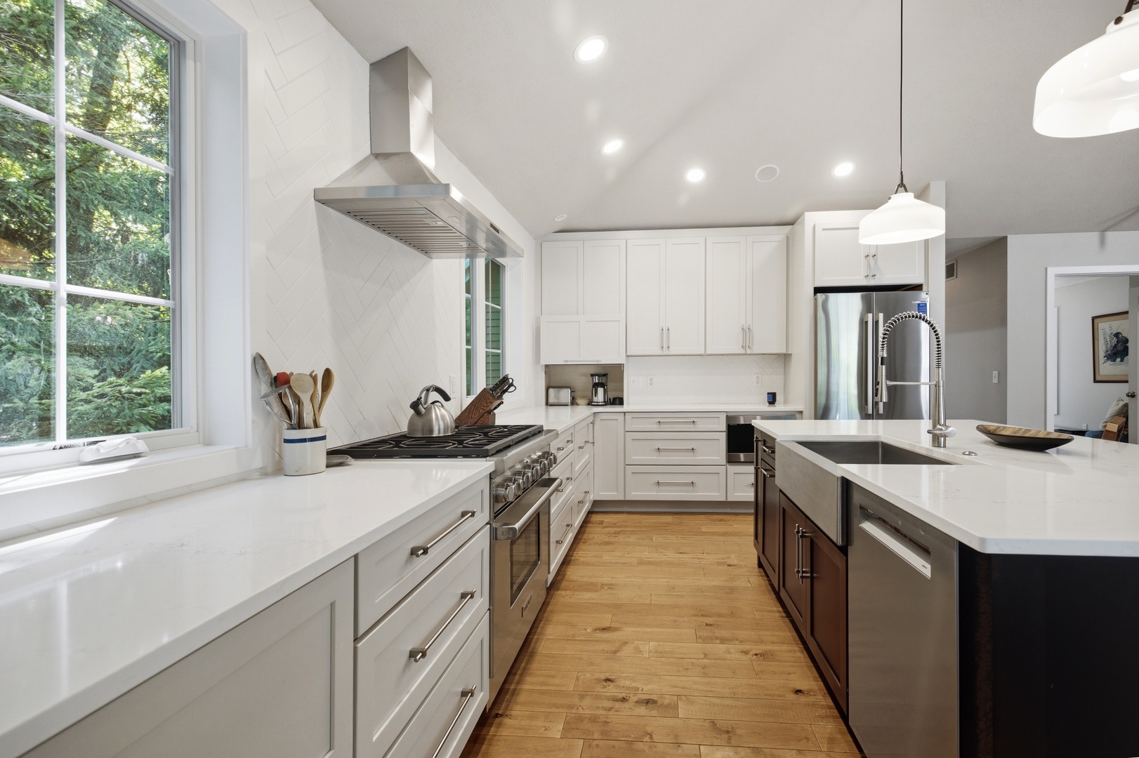 Fully Stocked Kitchen!