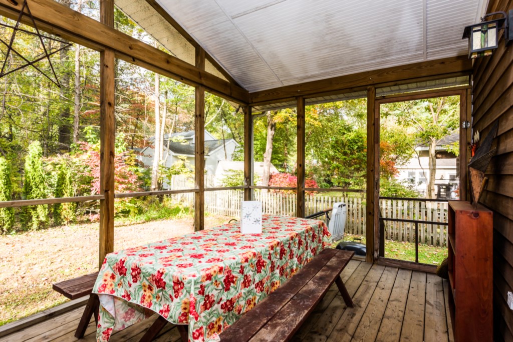 Screened-in Porch Dining