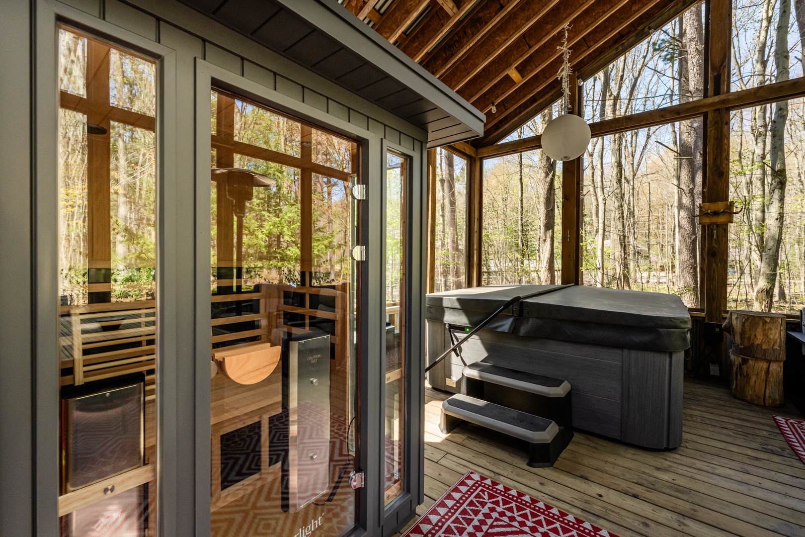 Sauna & Hot Tub In Screened In Porch!