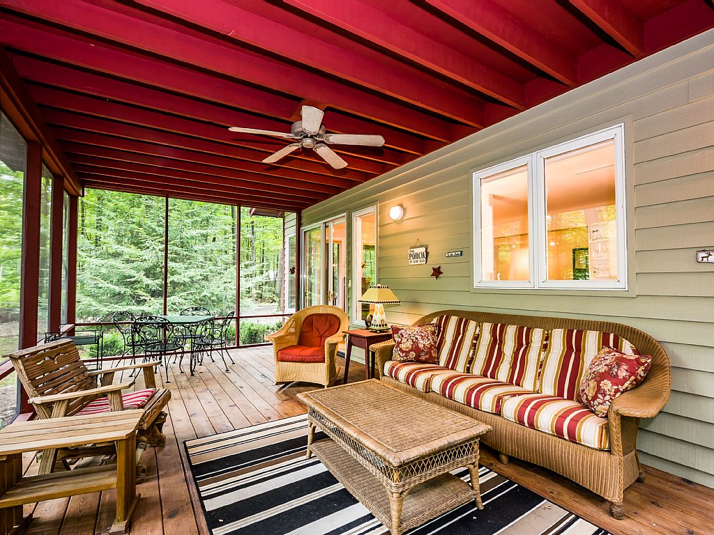 Lovely screened in porch