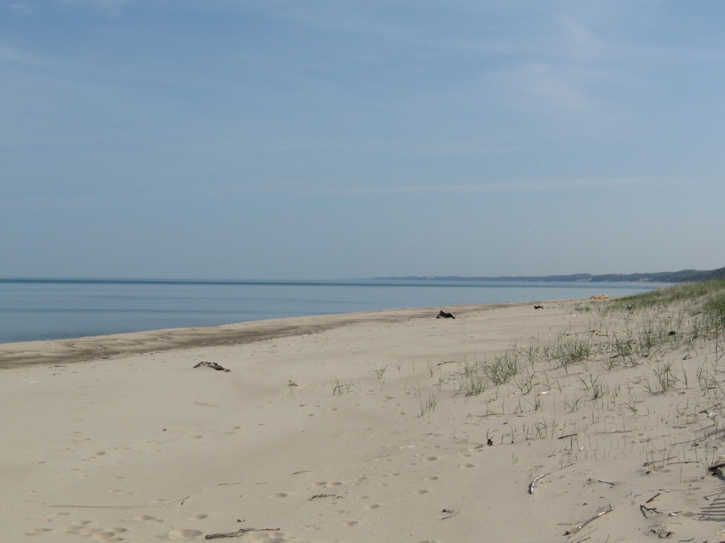 Big stretch of sandy beach with no stair access!