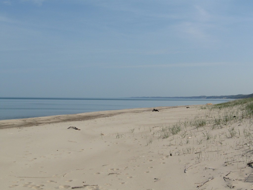 Big stretch of sandy beach with no stair access!