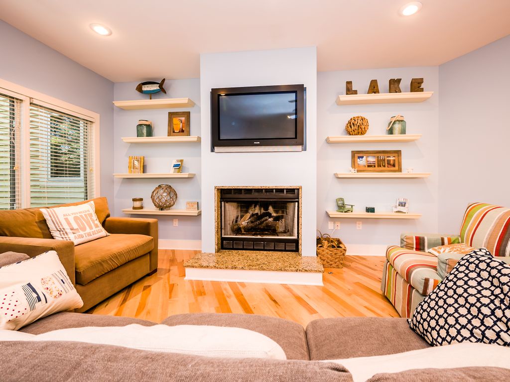 Family room with flatscreen TV (Fireplace non-operational)