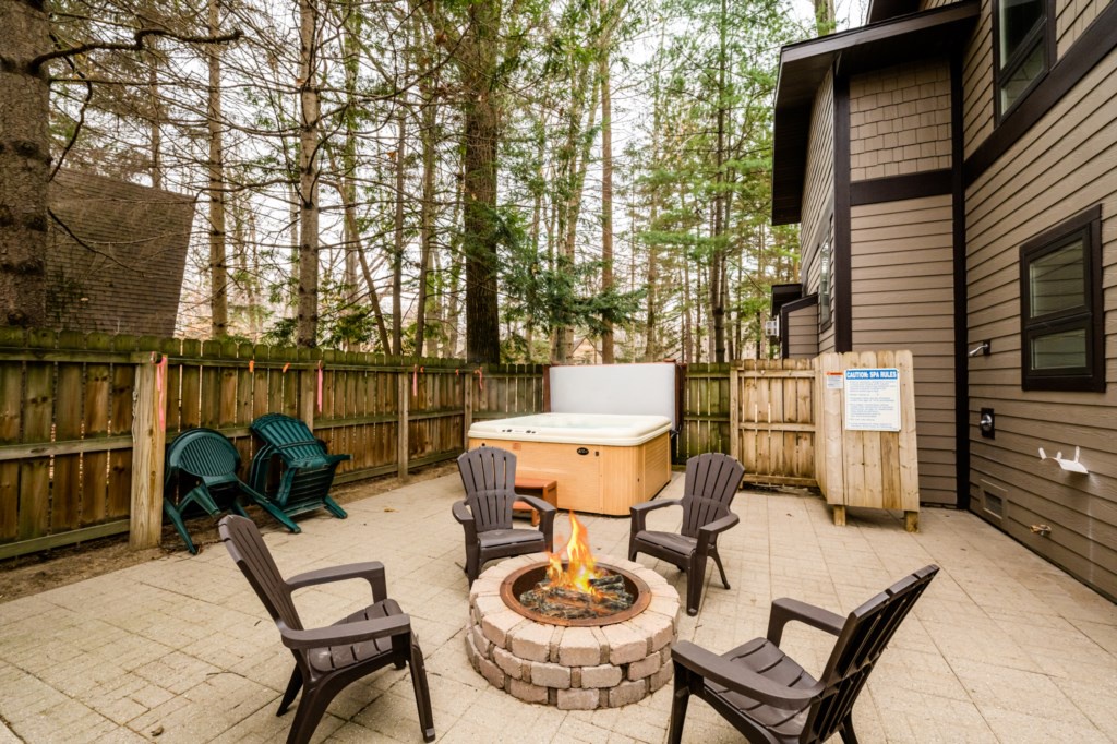 Outdoor Firepit & Hot Tub