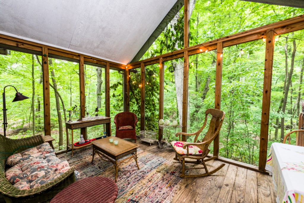 Cozy Screened-in Porch