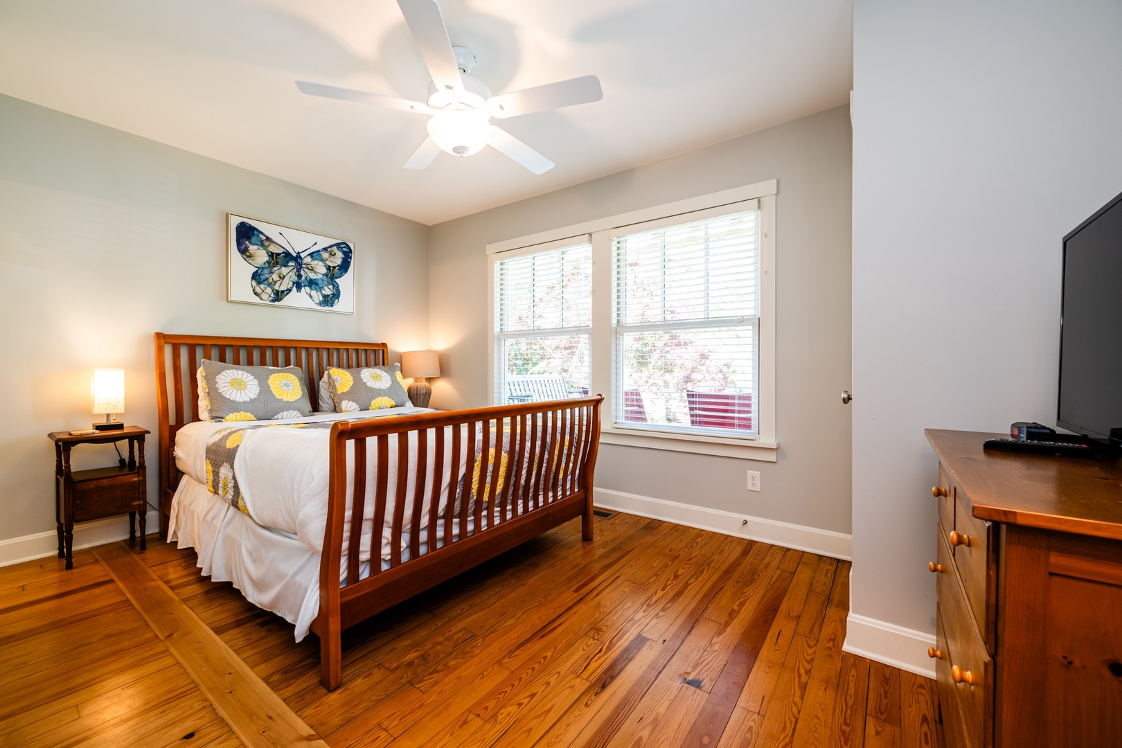 Queen Bedroom With En Suite Bath