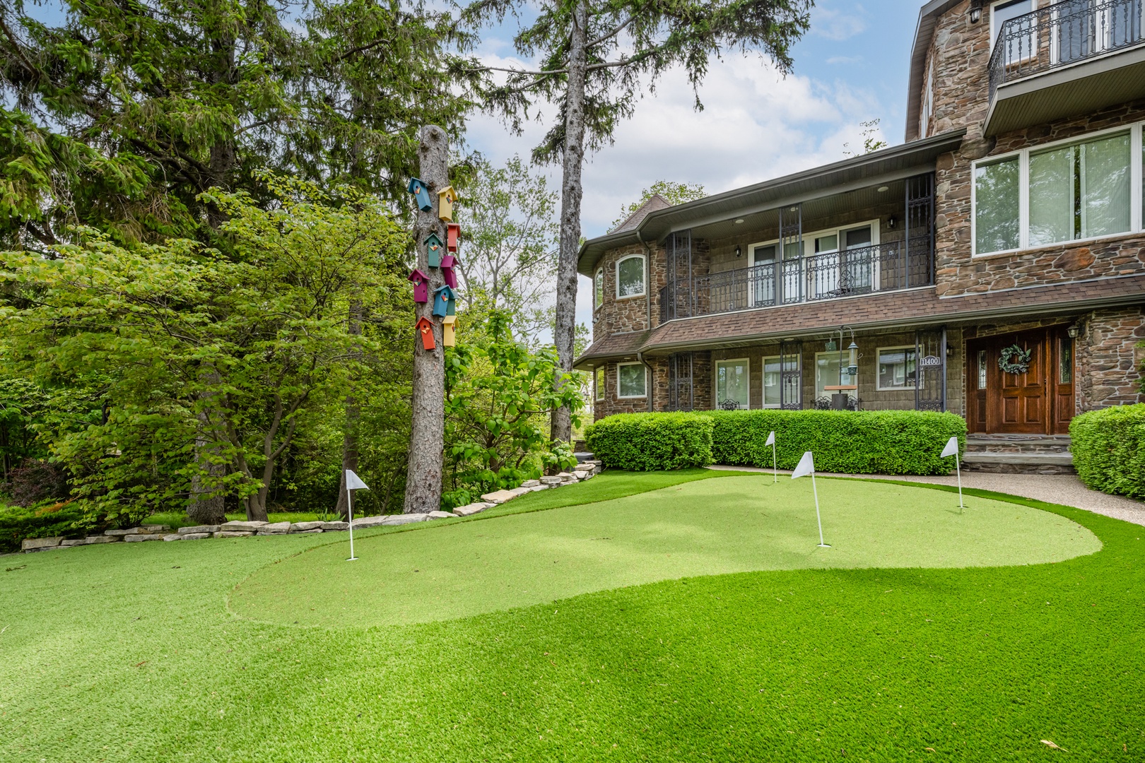 Outdoor Putting Green!