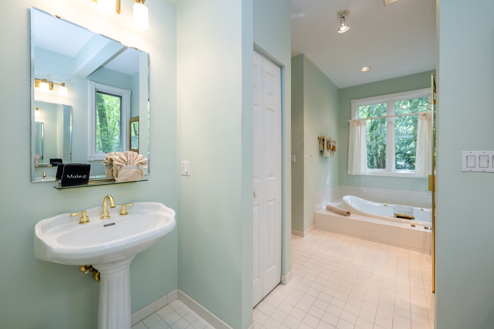 En Suite Full Bathroom